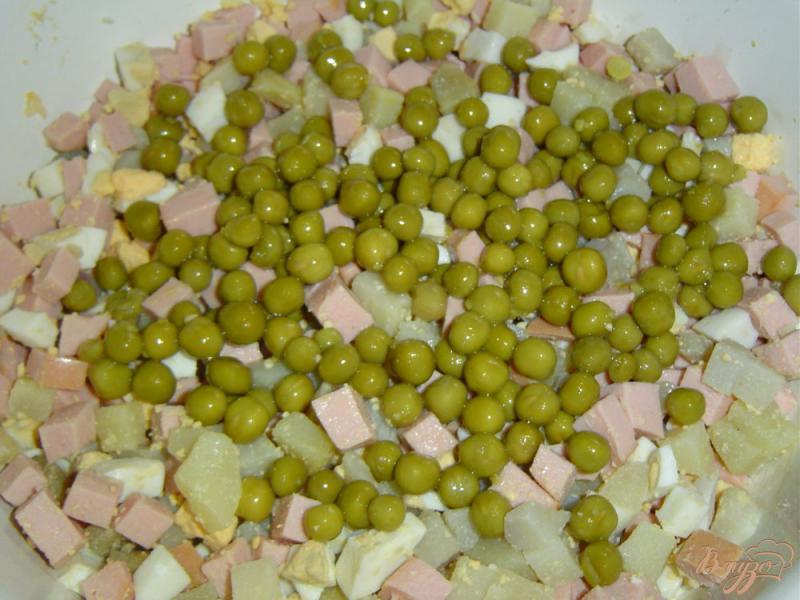 Фото приготовление рецепта: Салат « оливье» с чесноком и орехами шаг №2