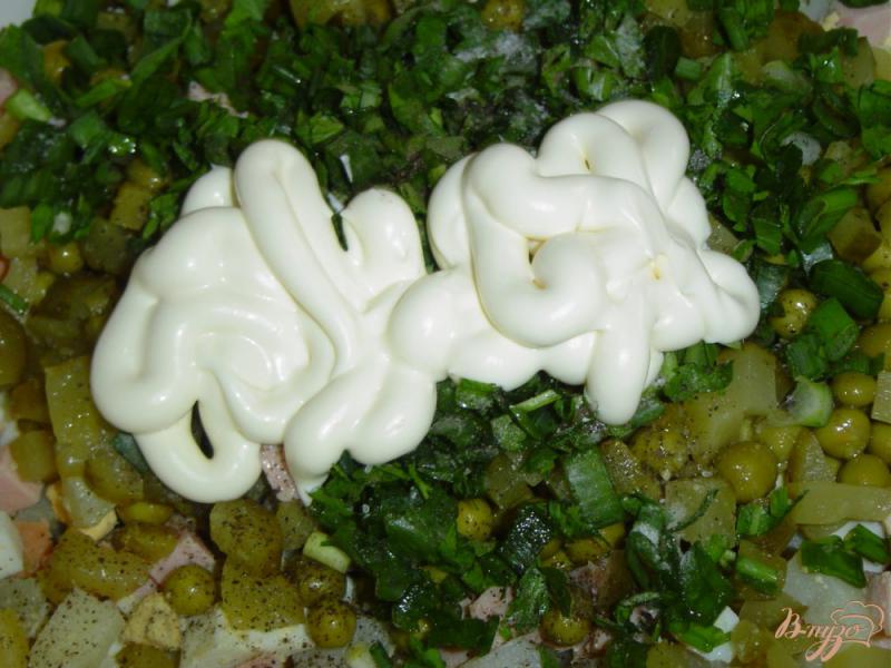 Фото приготовление рецепта: Салат « оливье» с чесноком и орехами шаг №6