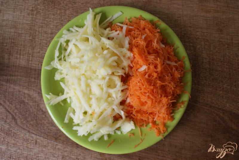 Фото приготовление рецепта: Морковно-яблочные оладьи с изюмом шаг №3