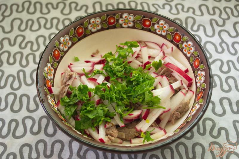 Фото приготовление рецепта: Салат с редисом и мясом шаг №3
