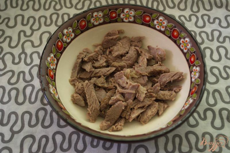 Фото приготовление рецепта: Салат с редисом и мясом шаг №1