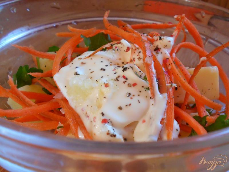 Фото приготовление рецепта: Салат из моркови, сыра и ананасов шаг №6