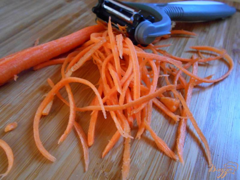 Фото приготовление рецепта: Салат из моркови, сыра и ананасов шаг №2