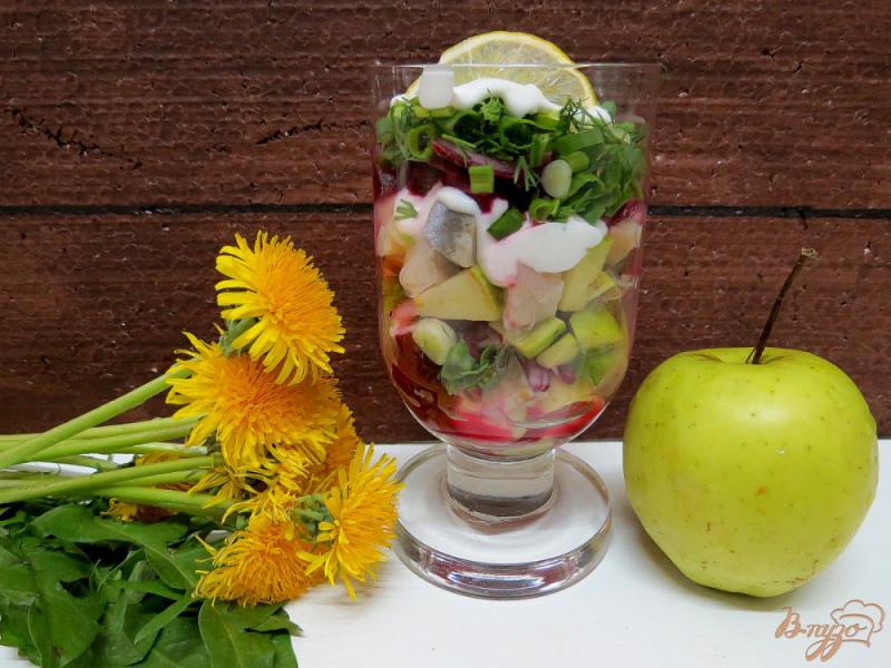 Фото приготовление рецепта: Салат с сельдью и яблоком шаг №12
