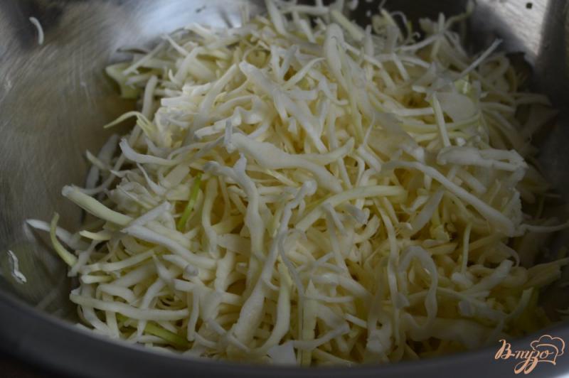 Фото приготовление рецепта: Капустный салат с тунцом и горошком шаг №1