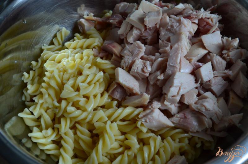 Фото приготовление рецепта: Запеканка из макарон с копченой курицей шаг №2
