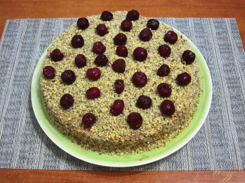 Фото приготовление рецепта: Торт «Орехово-ягодное наслаждение» шаг №12