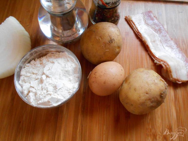 Фото приготовление рецепта: Картофельные ньокки с беконом и вялеными помидорами шаг №1