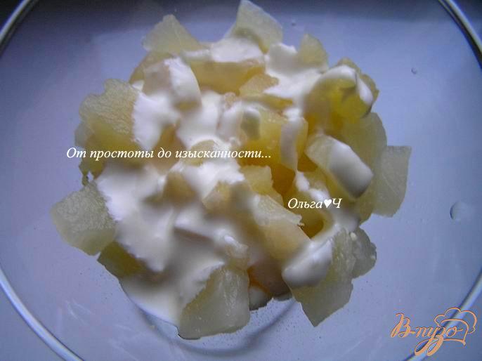 Фото приготовление рецепта: Салат с ананасом и яйцом шаг №4