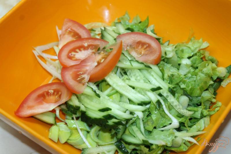 Фото приготовление рецепта: Салат с овощей  и ветчины с луком - пореем шаг №3