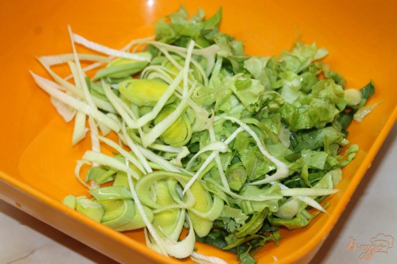 Фото приготовление рецепта: Салат с овощей  и ветчины с луком - пореем шаг №2