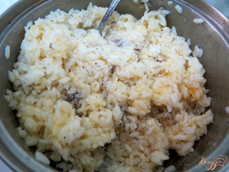 Фото приготовление рецепта: Рисовые котлеты с сыром шаг №3