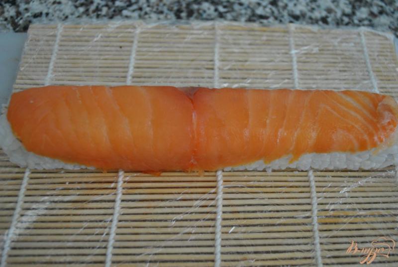 Фото приготовление рецепта: Роллы с копченым лососем и огурцом шаг №7