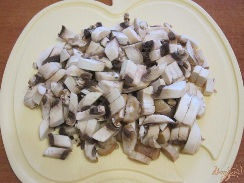 Фото приготовление рецепта: Свинина с грибами и сливками в мультиварке шаг №4