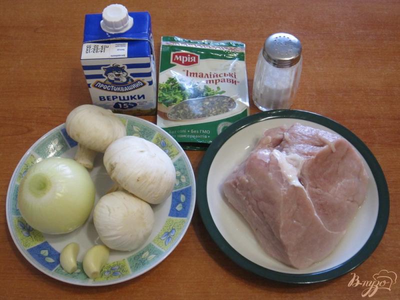 Фото приготовление рецепта: Свинина с грибами и сливками в мультиварке шаг №1
