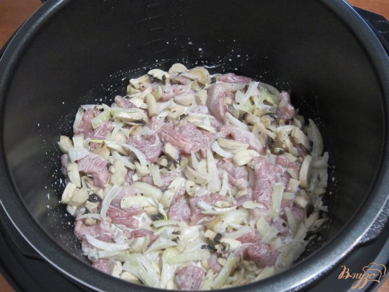 Фото приготовление рецепта: Свинина с грибами и сливками в мультиварке шаг №7
