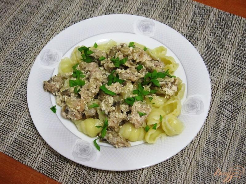 Фото приготовление рецепта: Свинина с грибами и сливками в мультиварке шаг №9
