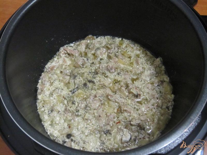 Фото приготовление рецепта: Свинина с грибами и сливками в мультиварке шаг №8