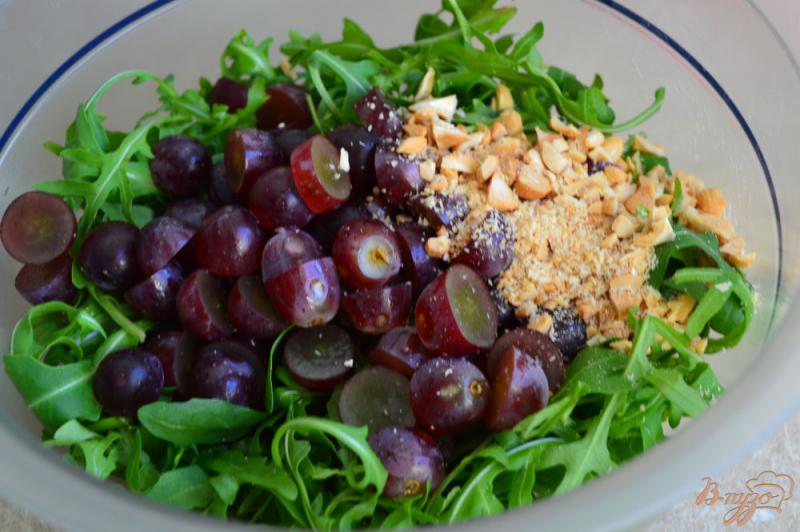 Фото приготовление рецепта: Салат с рукколой и виноградом шаг №3