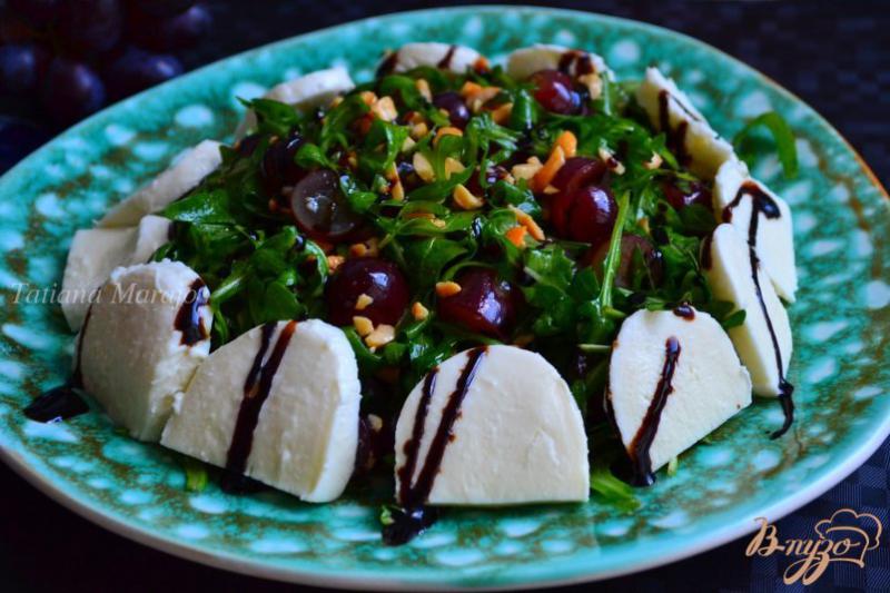 Фото приготовление рецепта: Салат с рукколой и виноградом шаг №5