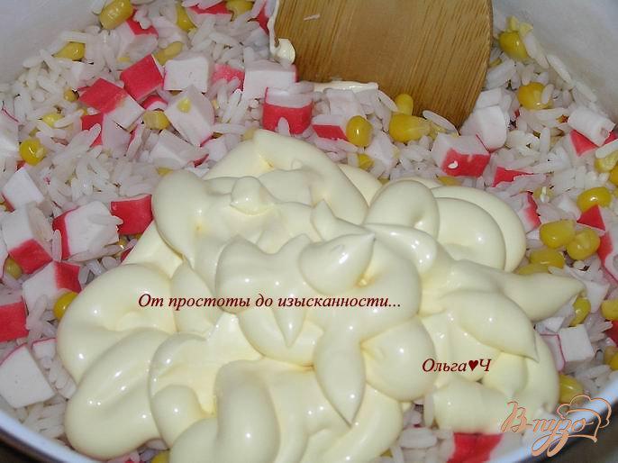Фото приготовление рецепта: Рисовый салат с крабовыми палочками и кукурузой шаг №3