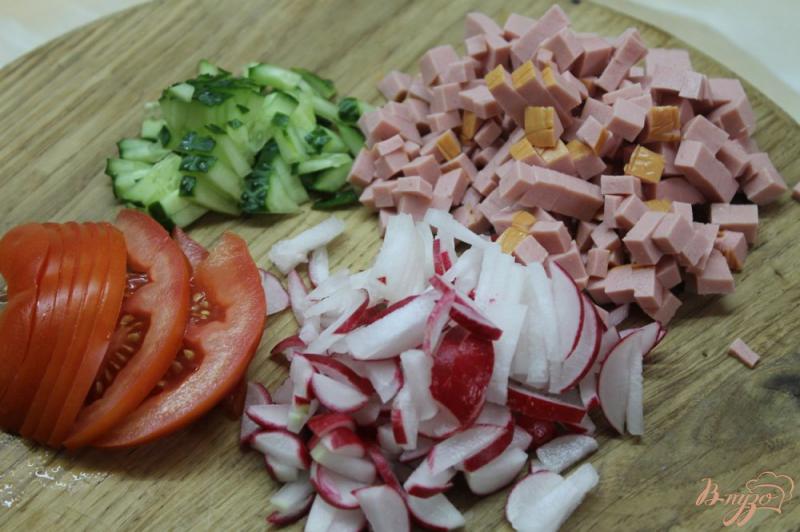 Фото приготовление рецепта: Лаваш с колбасой и овощами шаг №2