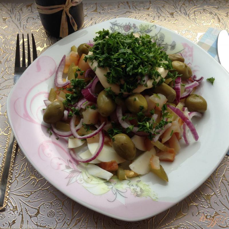 Фото приготовление рецепта: Салат с копчеными кальмарами шаг №7