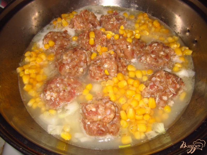 Фото приготовление рецепта: Тефтели в соусе с кукурузой шаг №8