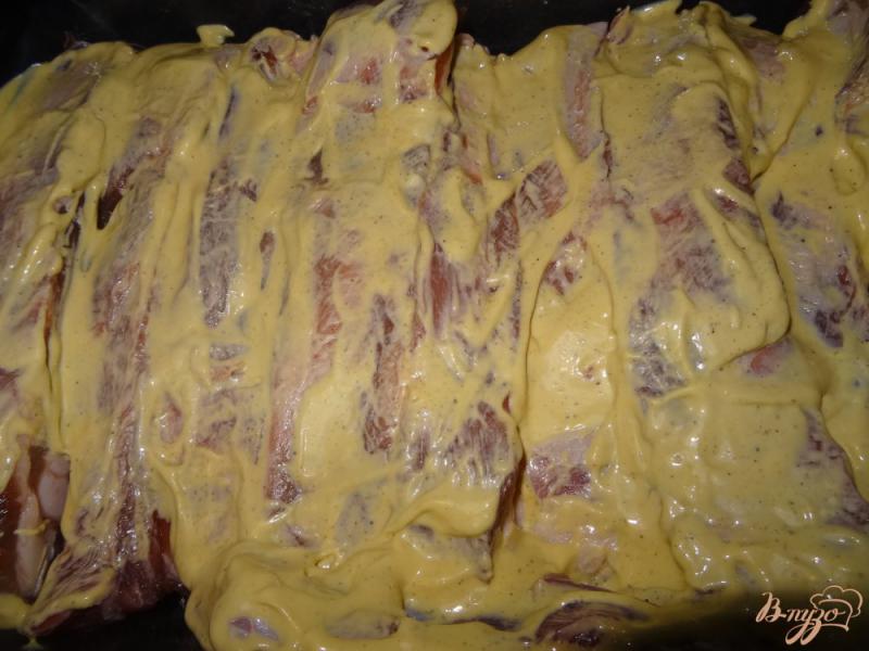 Фото приготовление рецепта: Запеченные свиные ребра под соусом шаг №4