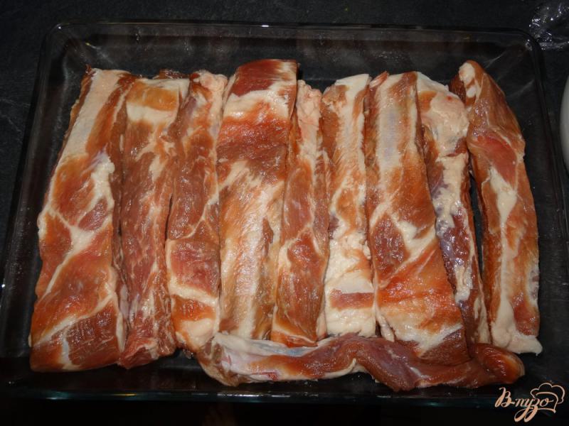 Фото приготовление рецепта: Запеченные свиные ребра под соусом шаг №2