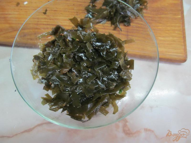 Фото приготовление рецепта: Салат из морской капусты шаг №5