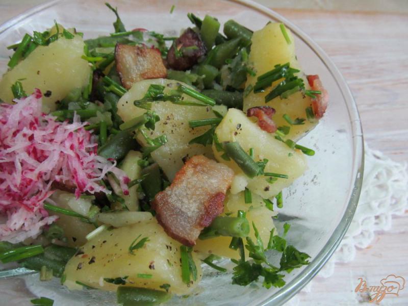 Фото приготовление рецепта: Теплый картофельный салат с фасолью шаг №10