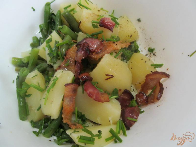 Фото приготовление рецепта: Теплый картофельный салат с фасолью шаг №9