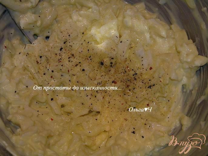 Фото приготовление рецепта: Яичная закуска с сыром и чесноком шаг №3