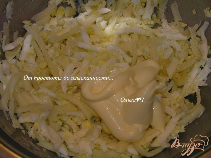 Фото приготовление рецепта: Яичная закуска с сыром и чесноком шаг №2