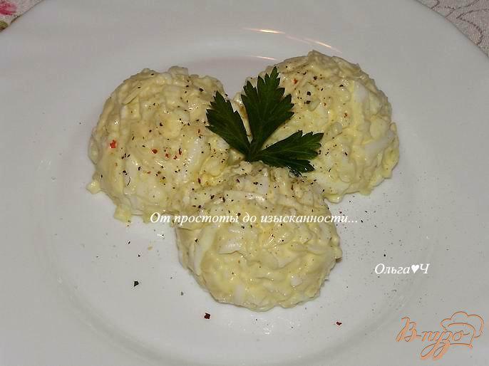 Фото приготовление рецепта: Яичная закуска с сыром и чесноком шаг №4
