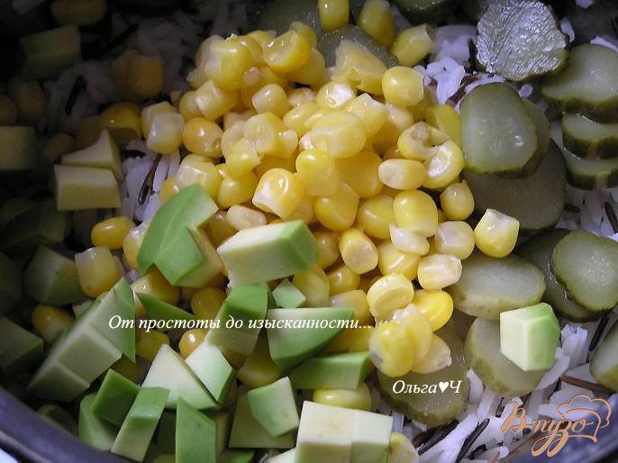 Фото приготовление рецепта: Салат с диким рисом и авокадо шаг №2