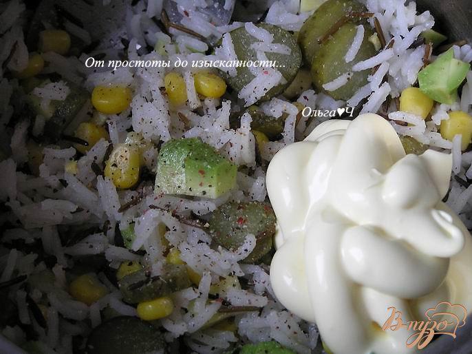 Фото приготовление рецепта: Салат с диким рисом и авокадо шаг №3
