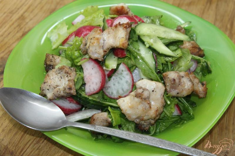 Фото приготовление рецепта: Салат с курицы и рукколы с овощами шаг №5