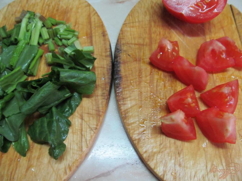 Фото приготовление рецепта: Салат из копченой рыбы шаг №2