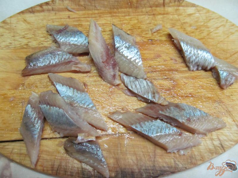 Фото приготовление рецепта: Салат из копченой рыбы шаг №4