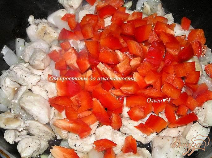 Фото приготовление рецепта: Куриное филе с перцем и тыквой шаг №3