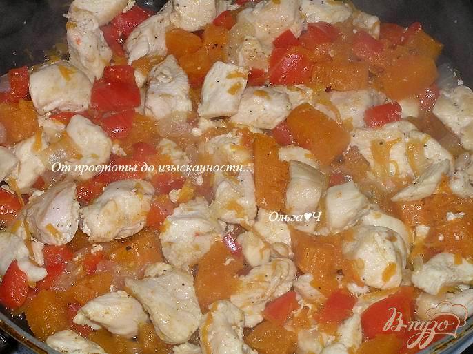 Фото приготовление рецепта: Куриное филе с перцем и тыквой шаг №5