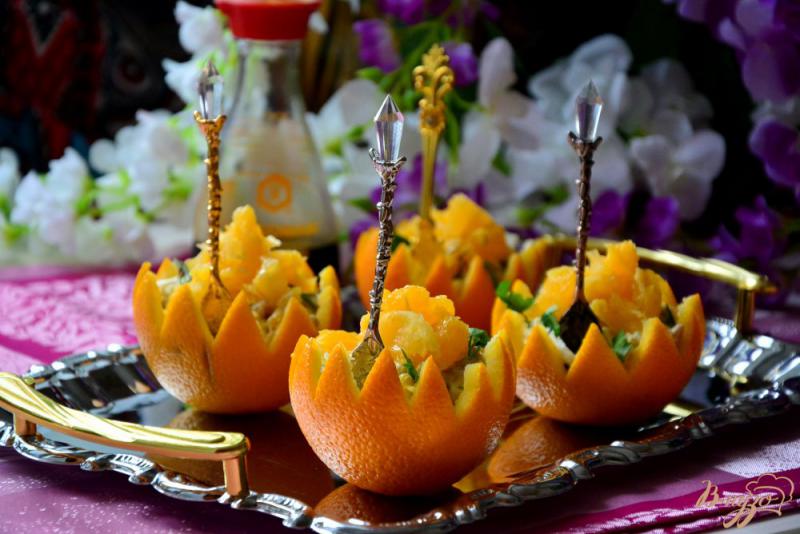Фото приготовление рецепта: Пикантный салат в апельсиновой корзиночке шаг №9