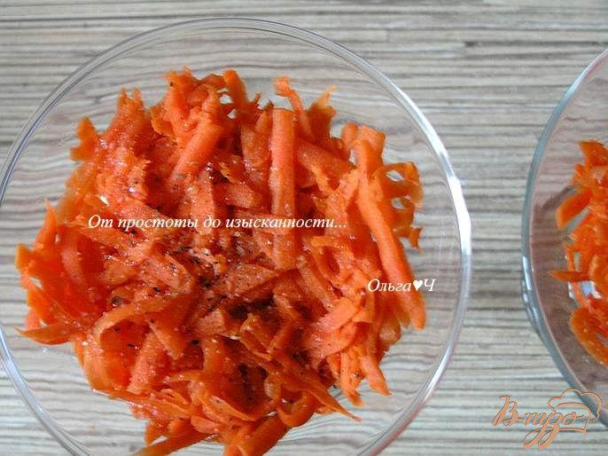 Фото приготовление рецепта: Яичный салат с морковью и миндалем шаг №3