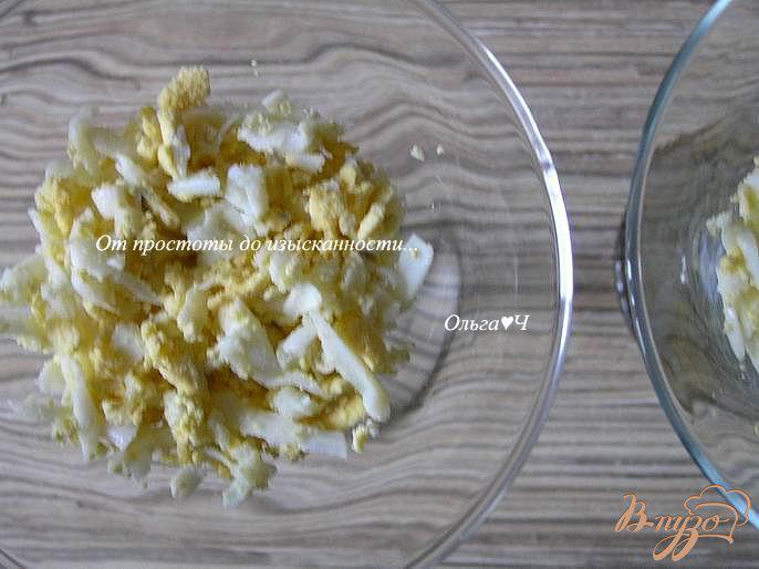 Фото приготовление рецепта: Яичный салат с морковью и миндалем шаг №2