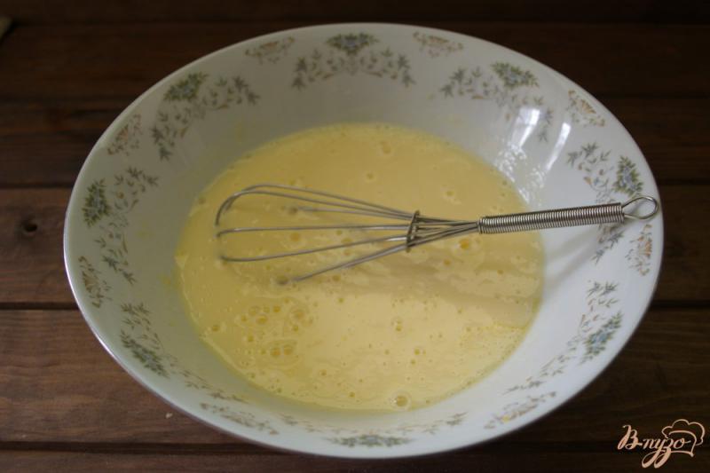 Фото приготовление рецепта: Сырный пирог с ветчиной шаг №2