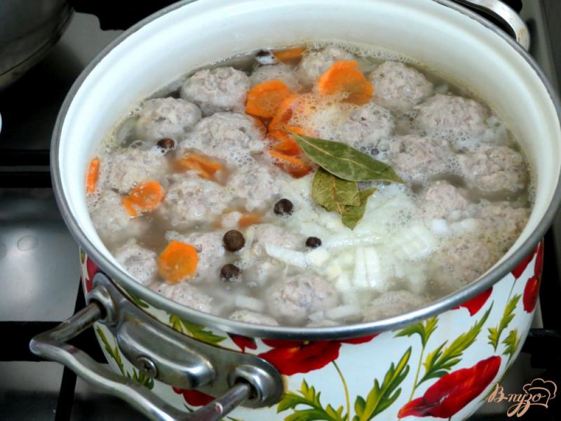 Фото приготовление рецепта: Суп с фрикадельками и шпинатом шаг №7