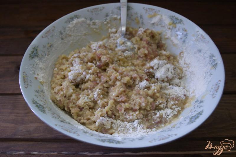 Фото приготовление рецепта: Драники со сливками в горшочке шаг №3