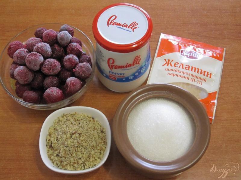 Фото приготовление рецепта: Йогуртовое желе с вишнями шаг №1